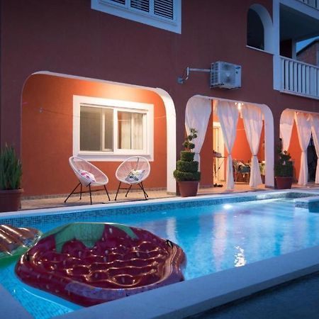 Villa J&J Apartments Residence With Swimming Pool โปดสตรานา ภายนอก รูปภาพ