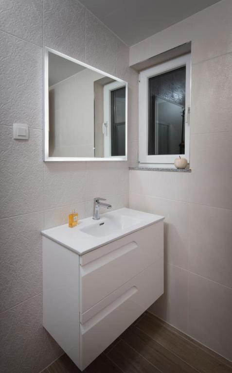 Villa J&J Apartments Residence With Swimming Pool โปดสตรานา ภายนอก รูปภาพ