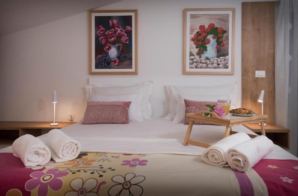 Villa J&J Apartments Residence With Swimming Pool โปดสตรานา ภายนอก รูปภาพ