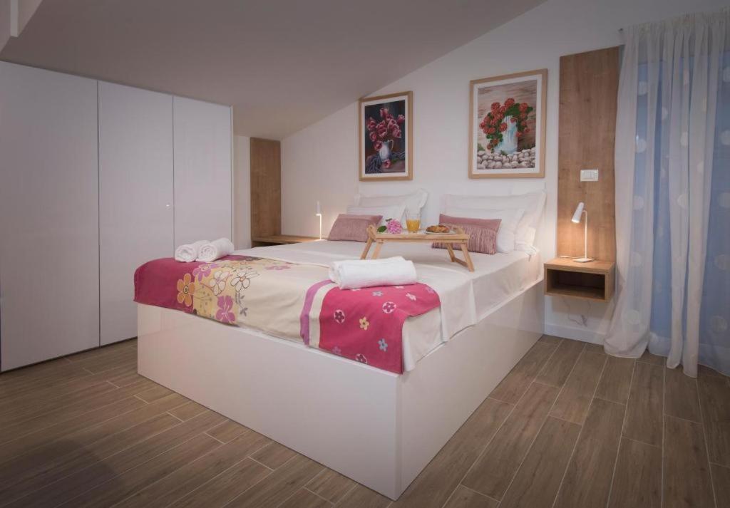 Villa J&J Apartments Residence With Swimming Pool โปดสตรานา ภายนอก รูปภาพ