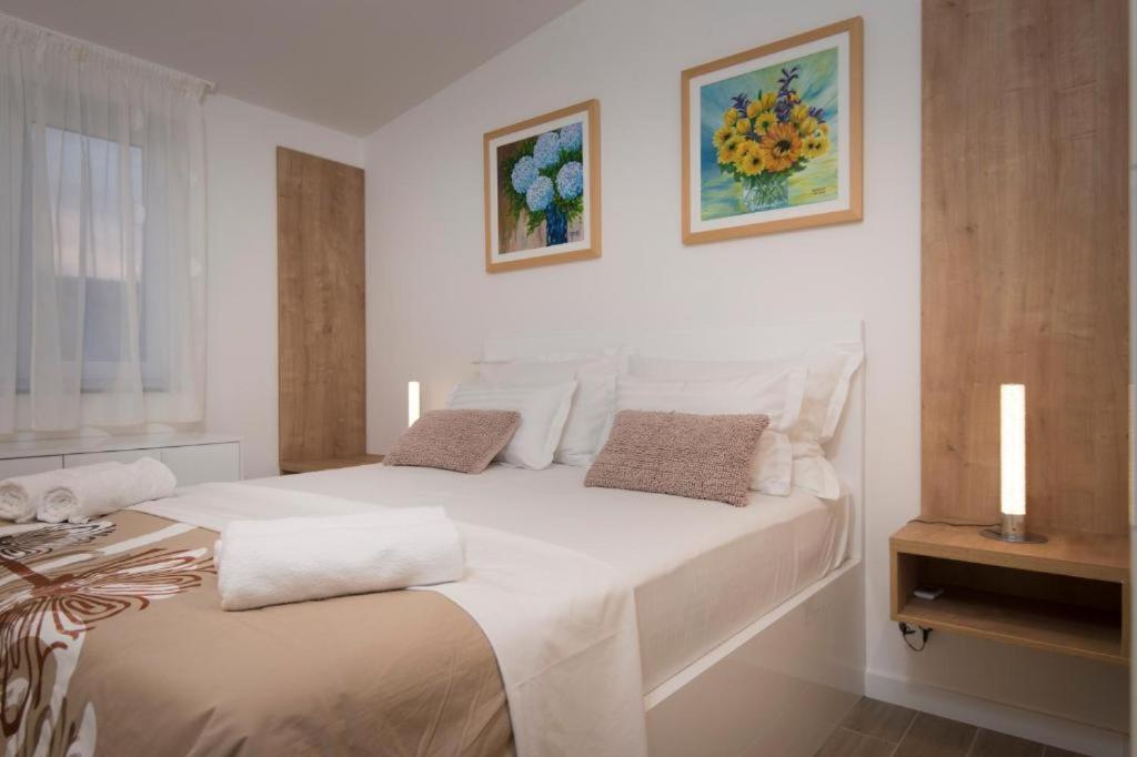 Villa J&J Apartments Residence With Swimming Pool โปดสตรานา ภายนอก รูปภาพ