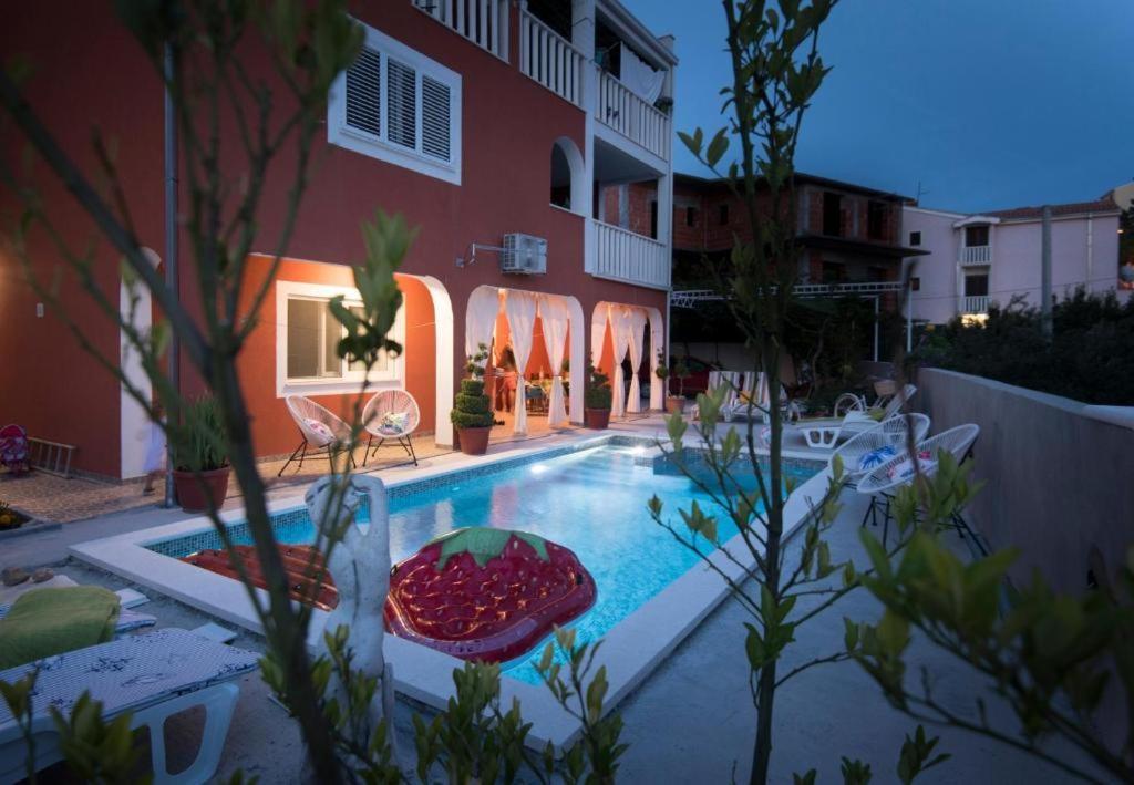 Villa J&J Apartments Residence With Swimming Pool โปดสตรานา ภายนอก รูปภาพ