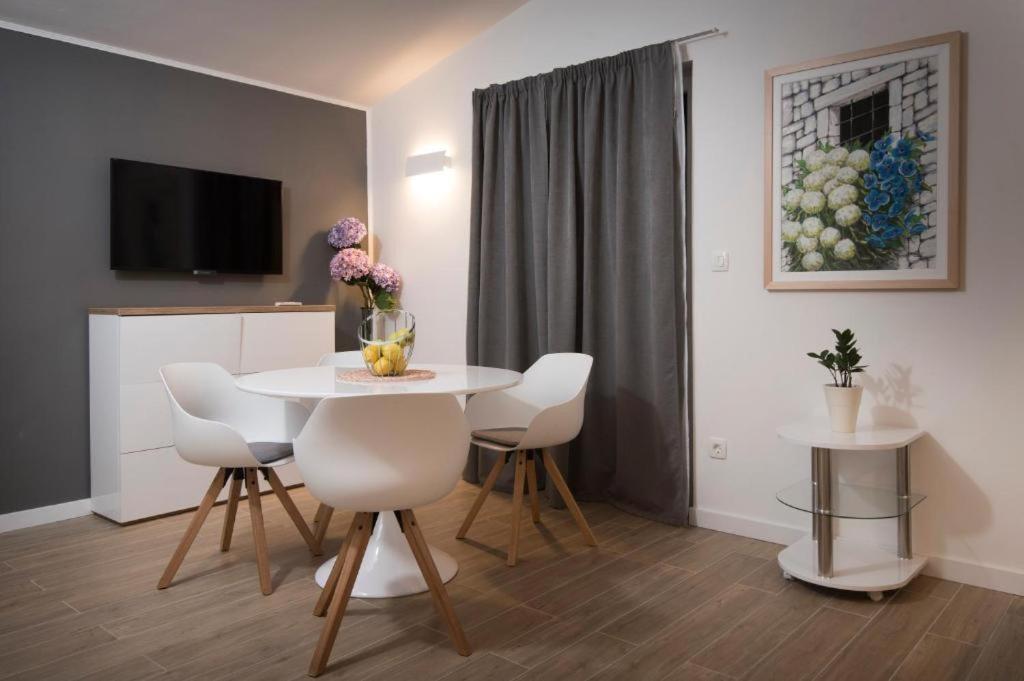 Villa J&J Apartments Residence With Swimming Pool โปดสตรานา ภายนอก รูปภาพ