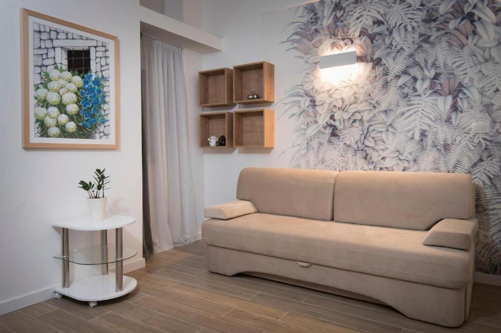 Villa J&J Apartments Residence With Swimming Pool โปดสตรานา ภายนอก รูปภาพ