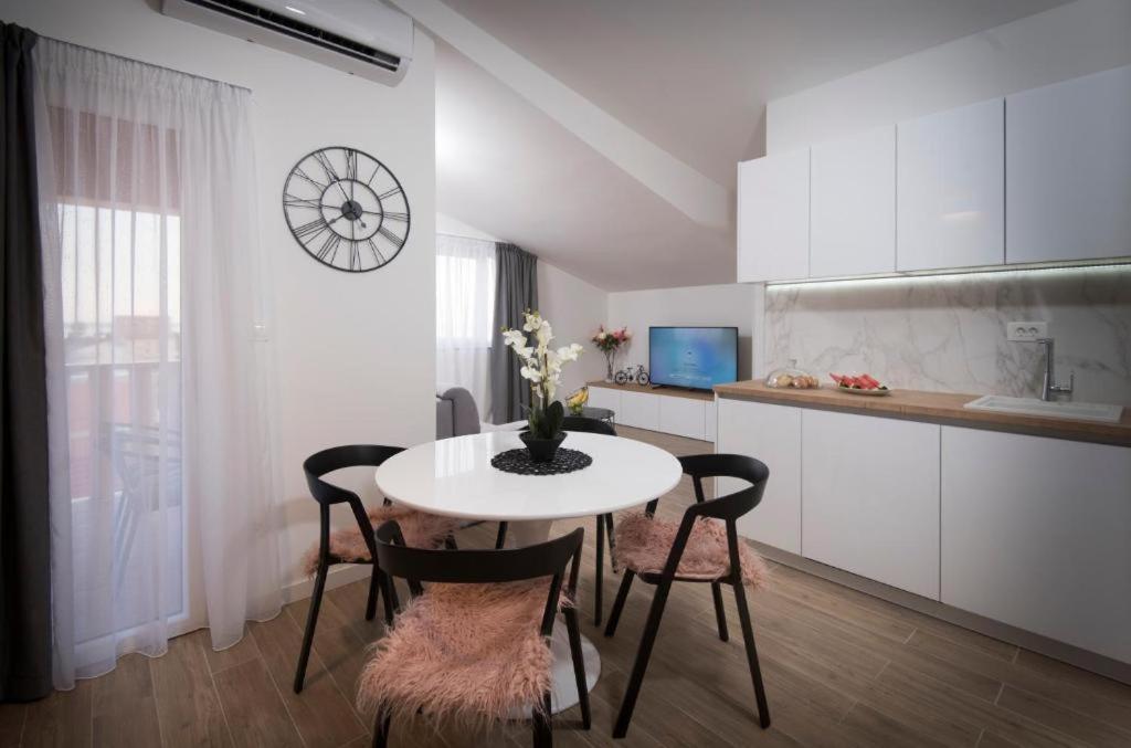 Villa J&J Apartments Residence With Swimming Pool โปดสตรานา ภายนอก รูปภาพ