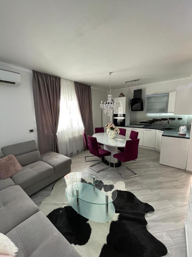 Villa J&J Apartments Residence With Swimming Pool โปดสตรานา ภายนอก รูปภาพ