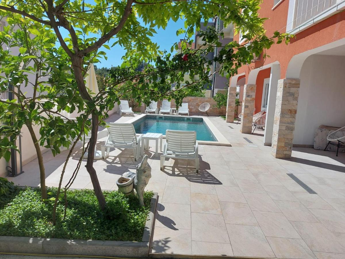 Villa J&J Apartments Residence With Swimming Pool โปดสตรานา ภายนอก รูปภาพ