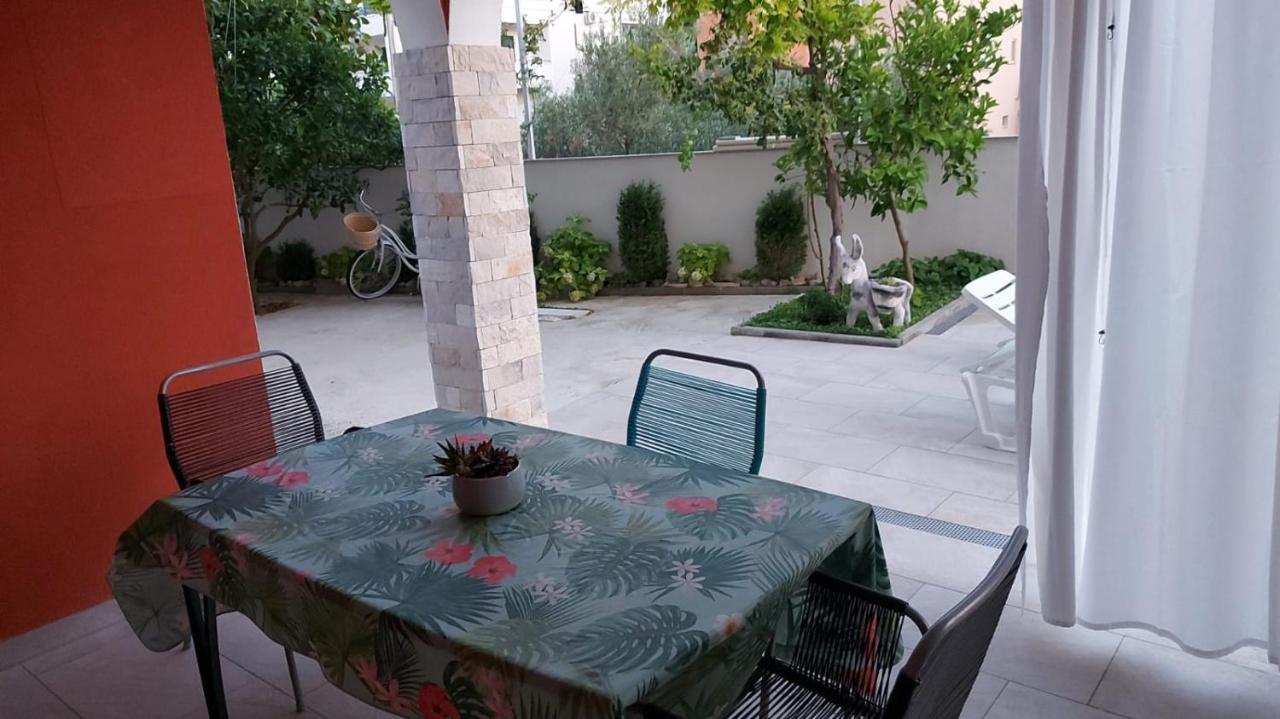 Villa J&J Apartments Residence With Swimming Pool โปดสตรานา ภายนอก รูปภาพ