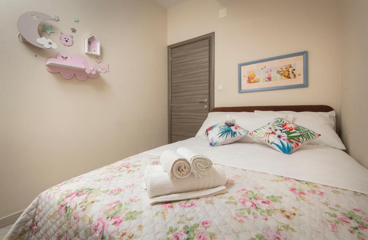 Villa J&J Apartments Residence With Swimming Pool โปดสตรานา ภายนอก รูปภาพ