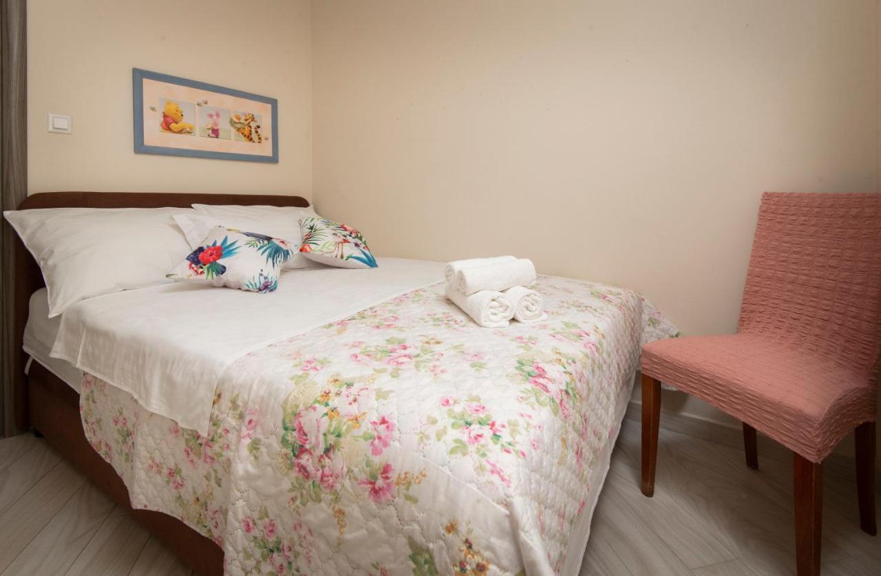Villa J&J Apartments Residence With Swimming Pool โปดสตรานา ภายนอก รูปภาพ
