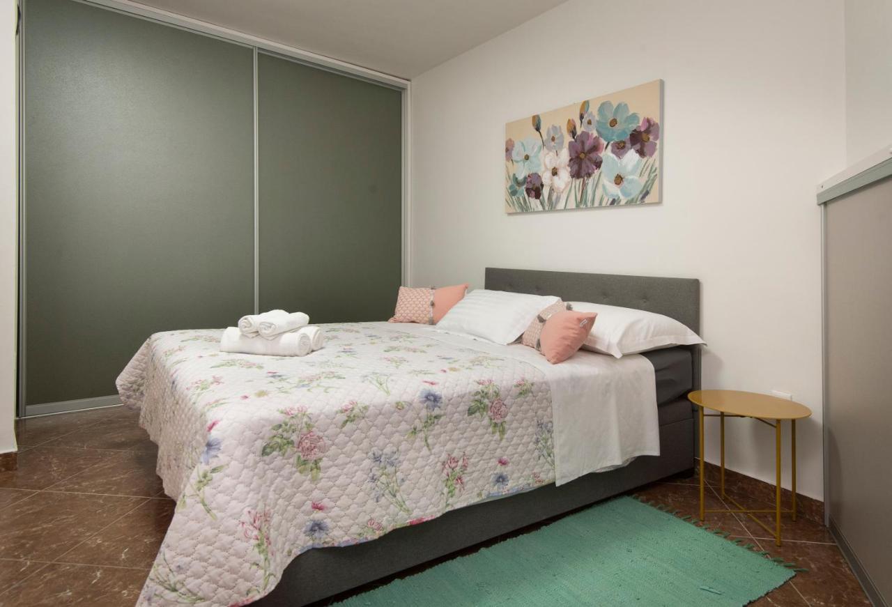 Villa J&J Apartments Residence With Swimming Pool โปดสตรานา ภายนอก รูปภาพ