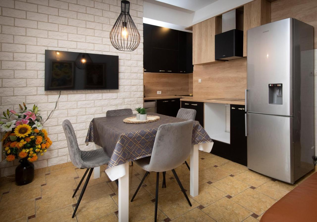 Villa J&J Apartments Residence With Swimming Pool โปดสตรานา ภายนอก รูปภาพ