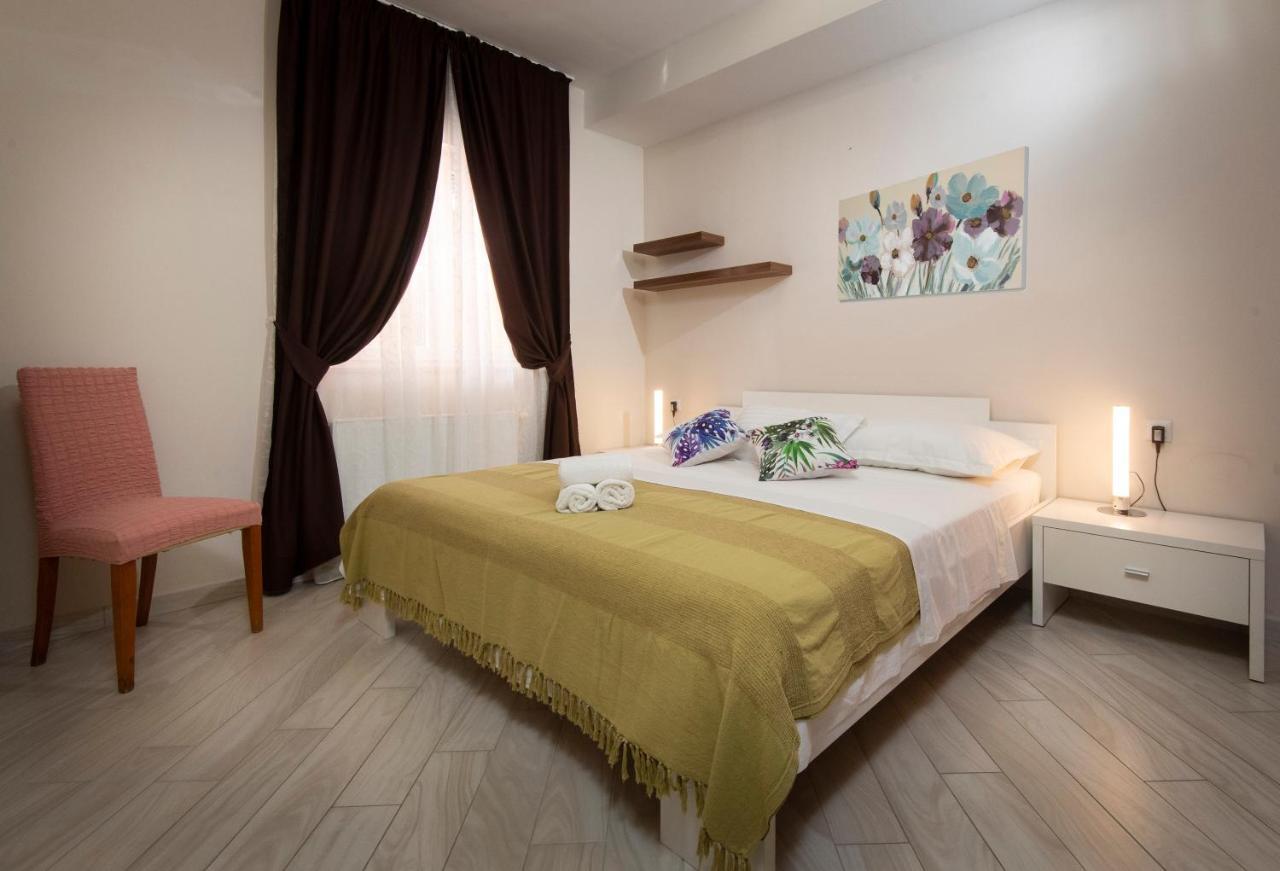 Villa J&J Apartments Residence With Swimming Pool โปดสตรานา ภายนอก รูปภาพ