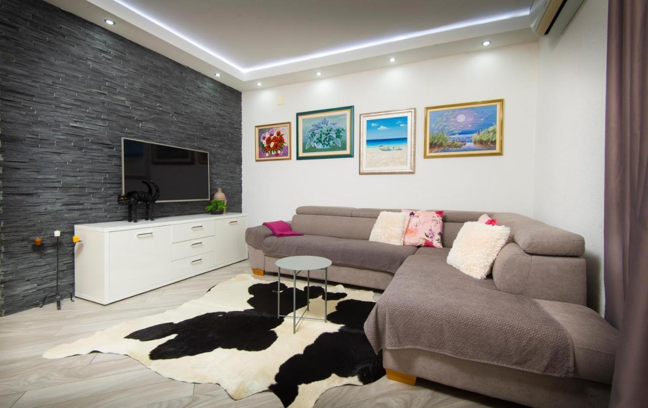 Villa J&J Apartments Residence With Swimming Pool โปดสตรานา ภายนอก รูปภาพ