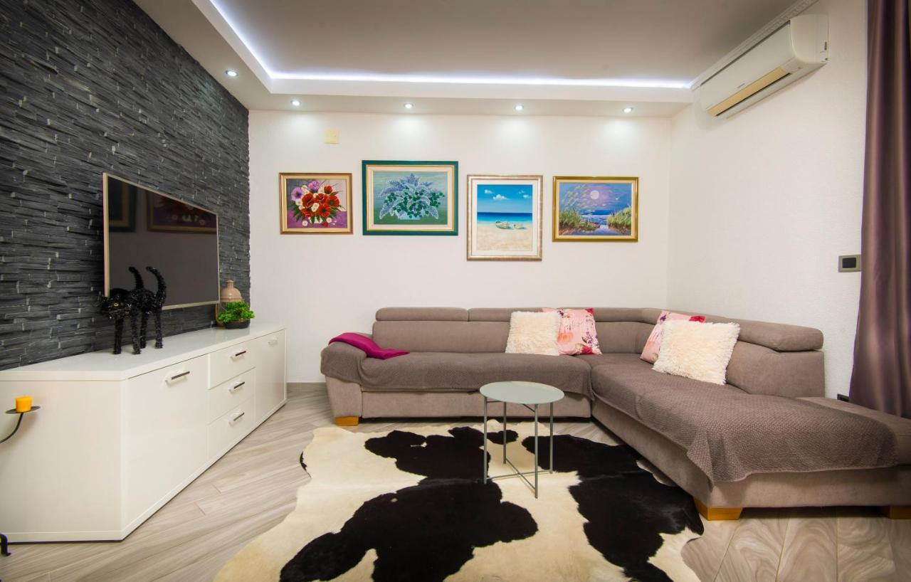 Villa J&J Apartments Residence With Swimming Pool โปดสตรานา ภายนอก รูปภาพ