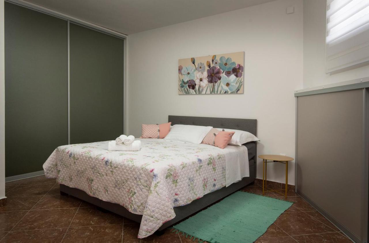 Villa J&J Apartments Residence With Swimming Pool โปดสตรานา ภายนอก รูปภาพ