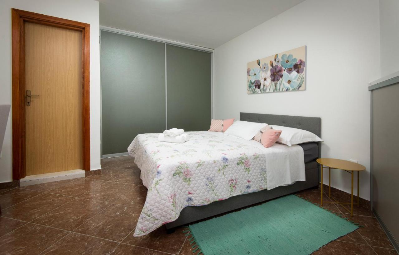 Villa J&J Apartments Residence With Swimming Pool โปดสตรานา ภายนอก รูปภาพ