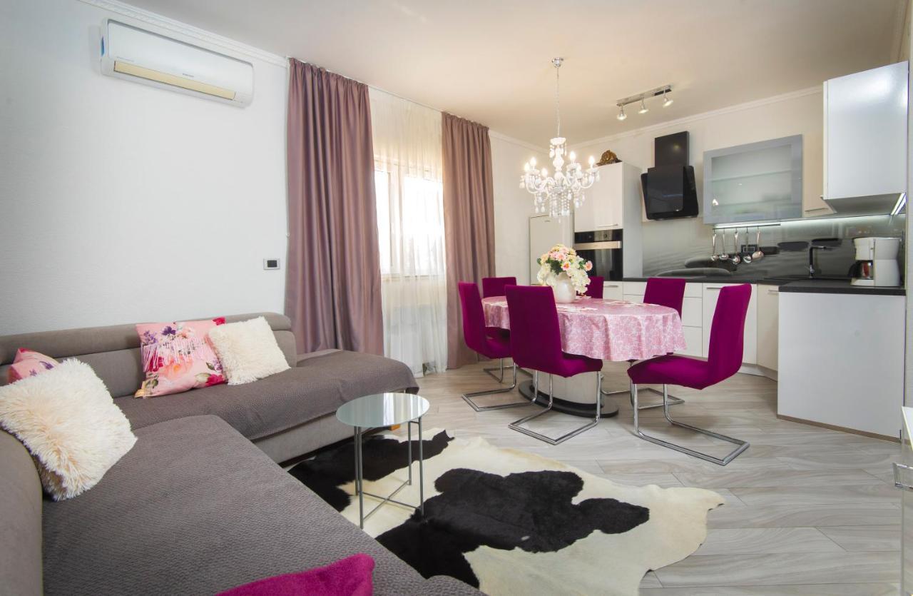 Villa J&J Apartments Residence With Swimming Pool โปดสตรานา ภายนอก รูปภาพ